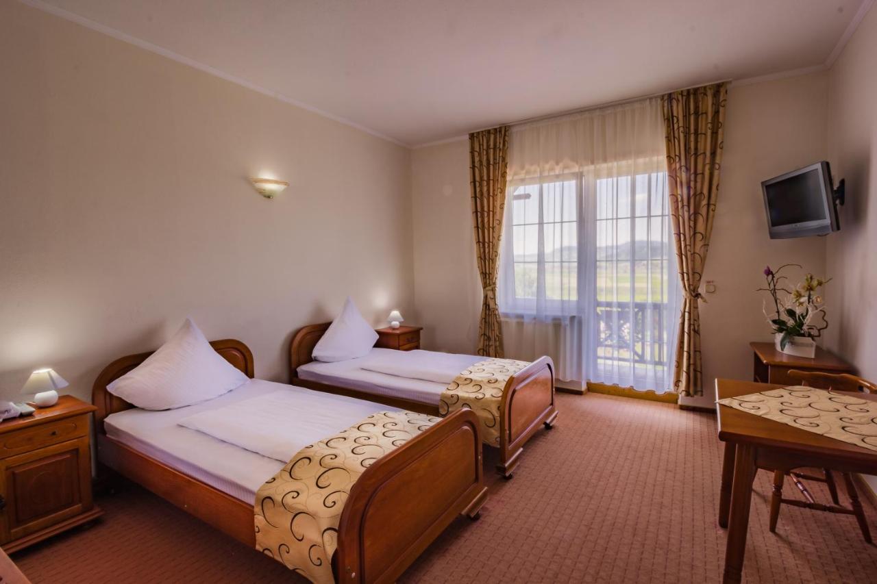 Hotel Europa Kokeltal Albeşti Esterno foto
