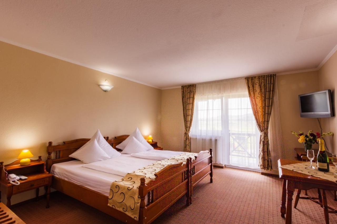 Hotel Europa Kokeltal Albeşti Esterno foto