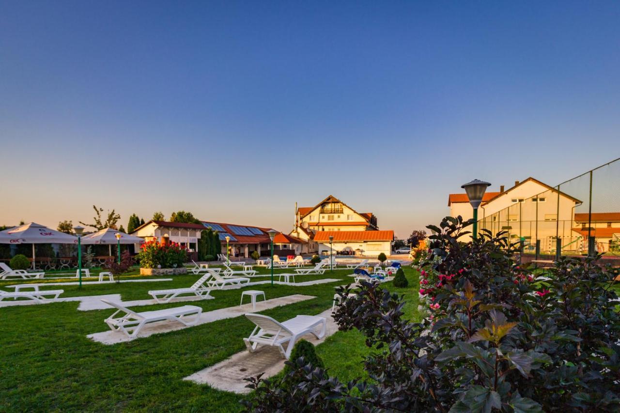 Hotel Europa Kokeltal Albeşti Esterno foto